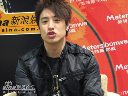 图文：潘玮柏做客新浪聊好男--撅起嘴唇