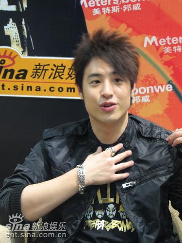 图文：潘玮柏做客新浪聊好男--自信满满