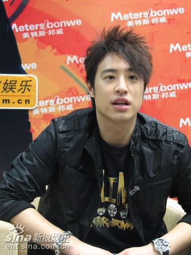 图文：潘玮柏做客新浪聊好男--与网友互动
