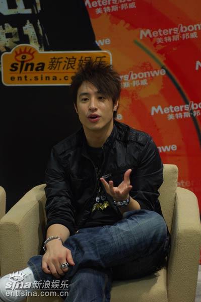 图文：潘玮柏做客新浪聊好男--随意的性格