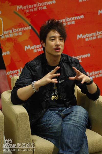 图文：潘玮柏做客新浪聊好男--表情丰富