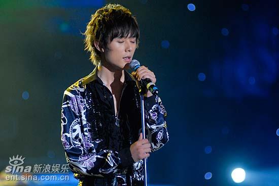 图文:好男儿8进6--选手张超唱歌投入扶话筒架