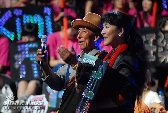 图文：好男儿8进6--扎西顿珠的家人来到现场