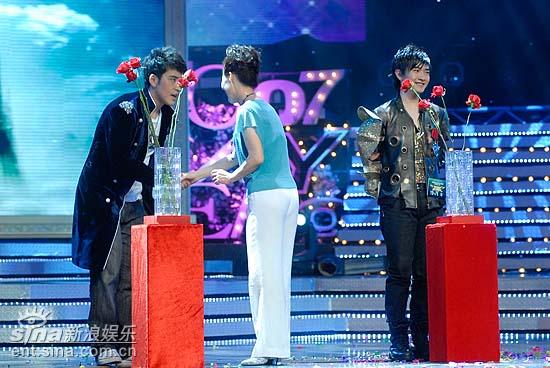图文：好男儿8进6--选手扎西顿珠感谢阿姨投票