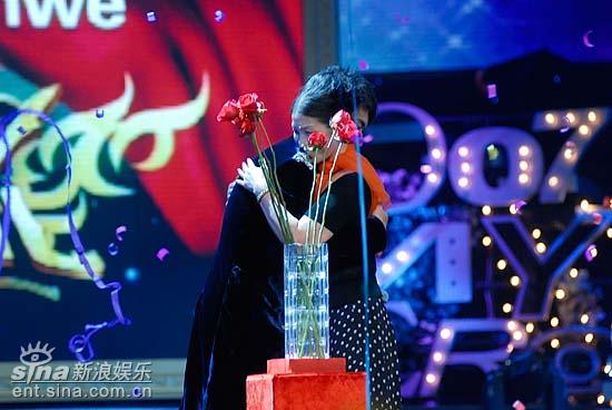 图文：好男儿8进6--扎西顿珠与投票阿姨拥抱