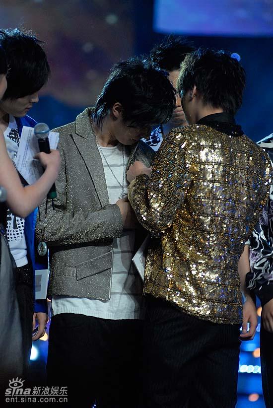 图文:好男儿8进6-李易峰亲自把徽章送给乔任梁