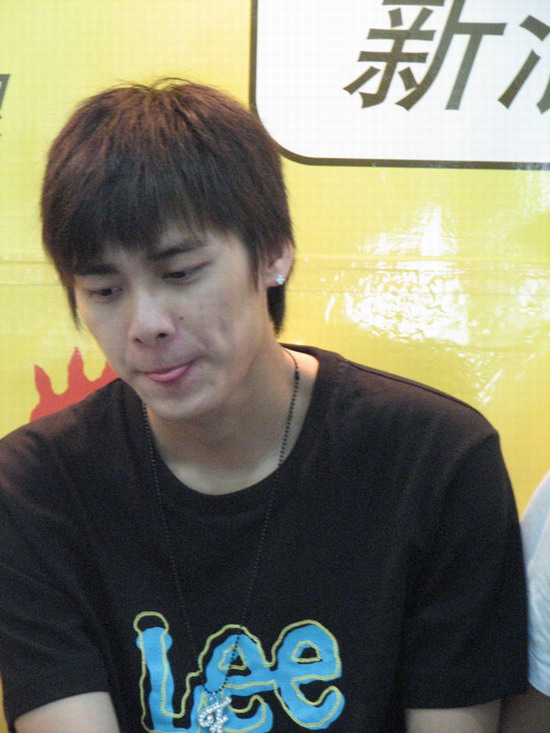 图文:好男待定选手聊天--李易峰可爱吐舌头