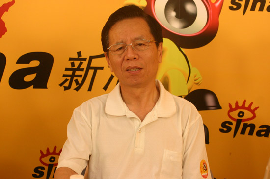 图文:崔琦黄阿原做客--表情沉痛