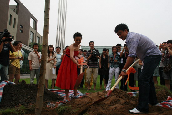 图文：马伊琍签约橙天18--两人挖坑种树