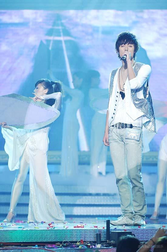 图文:好男儿6进5-纯净冰蓝的背景契合张超气质