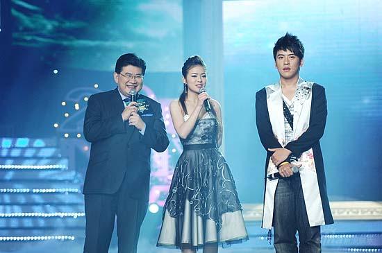 图文：好男儿6进5--扎西顿珠认真听取评委点评