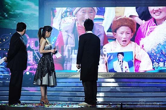 图文：好男儿6进5比赛--家乡父老支持扎西顿珠