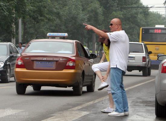 图文:孙俪变身邓超家庭主妇--陌生男人打招呼