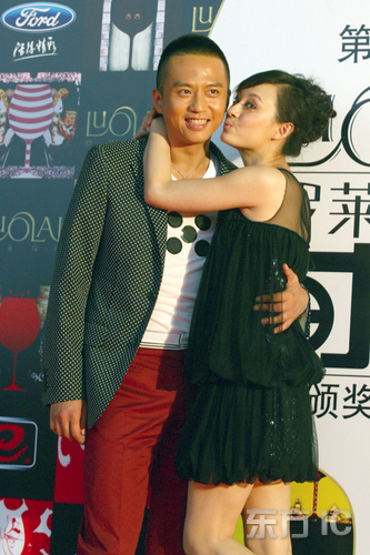 图文:时尚风云榜颁奖盛典--孙俪亲吻邓超
