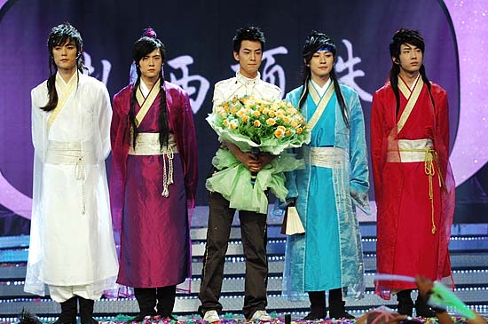 图文:好男儿5进4比赛--张殿菲捧香槟色玫瑰