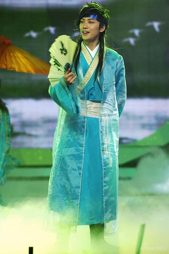 图文：好男儿5进4比赛--乔任粱拿扇子很潇洒