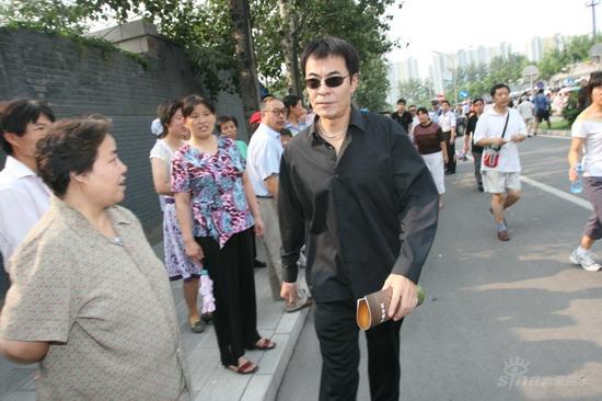 组图：众好友赶往八宝山刘威一身黑衣神情严肃