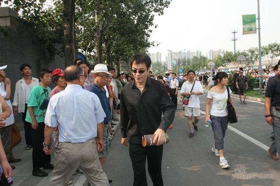 组图：众好友赶往八宝山刘威一身黑衣神情严肃