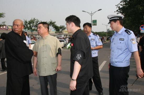 组图:孟凡贵到达八宝山 侯耀文徒弟搀扶入场