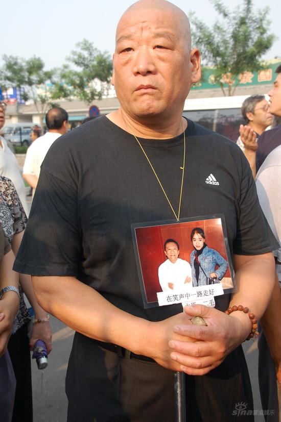 组图:群众手举挽联大字报自发组织悼念侯耀文