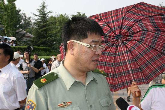 图文:生前好友抵达追悼会现场-相声演员德江