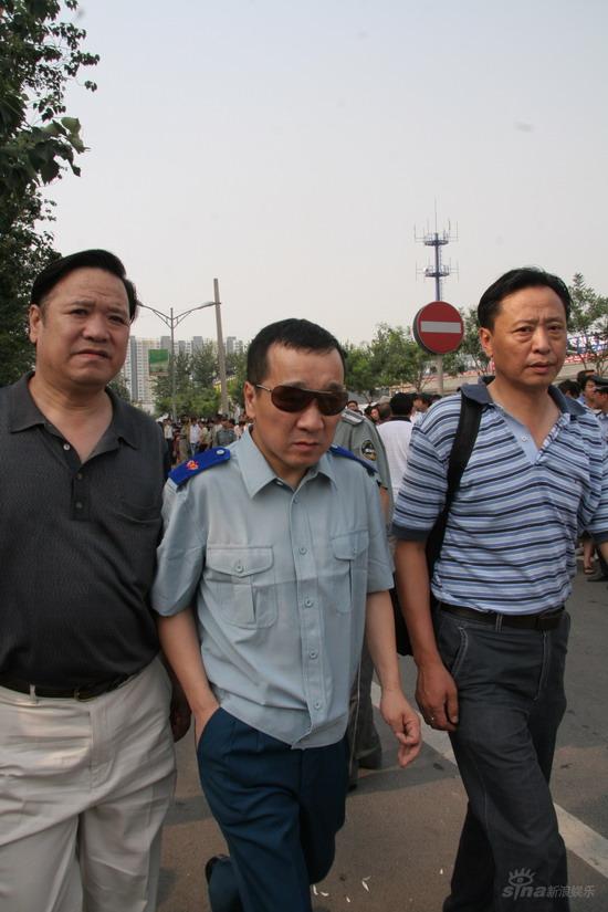 图文：各界名人前往侯耀文追悼会-刘亚津到场