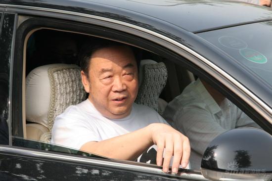 图文:各界名人前往侯耀文追悼会(15)