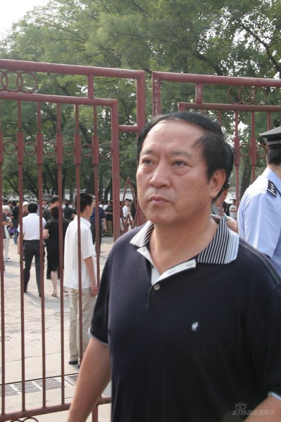 图文：各界名人前往侯耀文追悼会-牛群到场