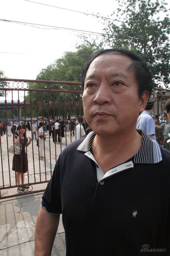 图文：各界名人前往侯耀文追悼会-牛群表情庄重