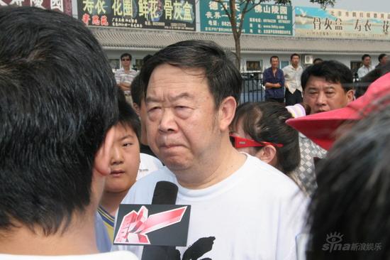 图文:各界名人前往 侯耀文追悼会 (29)