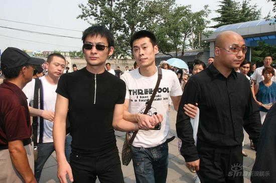 组图：景岗山周晓鸥抵达八宝山毛阿敏送上花篮