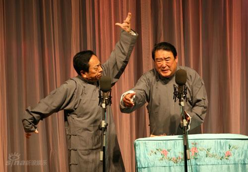 图文:东城相声俱乐部演出-李伯祥(左)-杜国芝