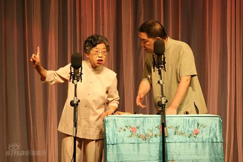 图文:东城相声俱乐部演出-魏文华(左)孟凡贵