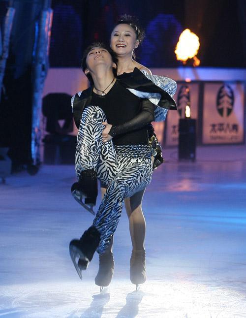 图文:练冰半决赛第二场--沈人杰被舞伴抱起