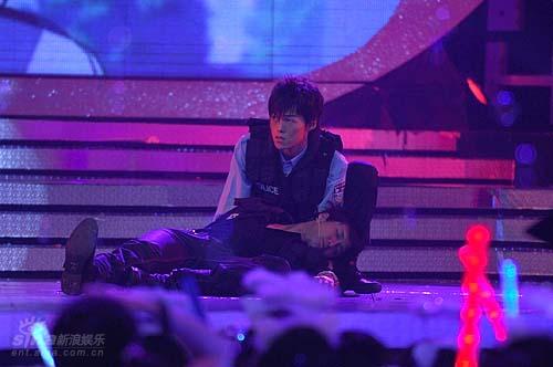 图文：加油好男儿4进3--被打伤的巫迪文
