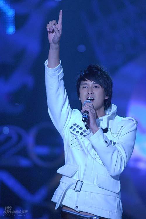 图文：加油好男儿4进3--巫迪文高举右手