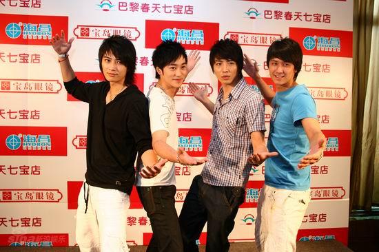 图文:兄弟联上海签名会--四兄弟展现搞笑风采
