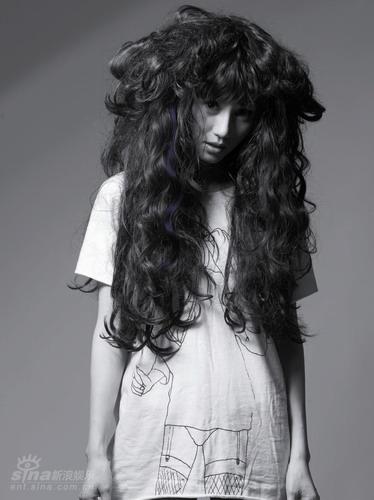 袁泉多变复古造型写真 展现独特气质风采【图】