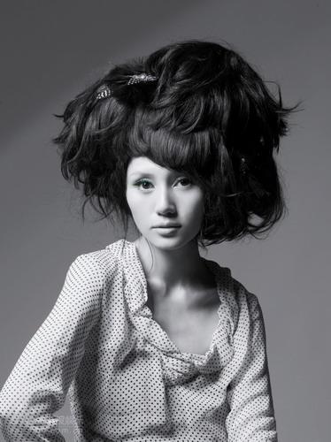 袁泉多变复古造型写真 展现独特气质风采【图】