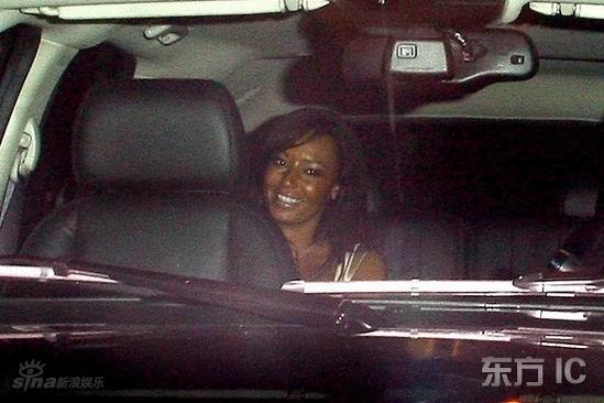 贝克汉姆夫妇进餐被围 小贝紧牵娇妻疾走【图】