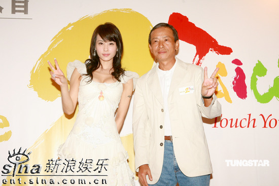 图文：蔡依林低胸代言--和导演吴念真