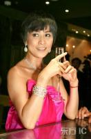 组图：刘嘉玲亮相上海性感代言享受半休息状态