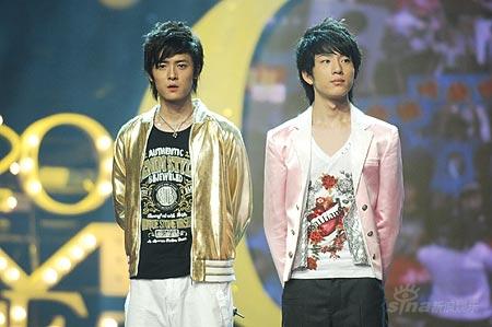 好男气死快男:娱乐大鳄打造BOBO组合乔任梁 图文:好男儿王者之战-BOBO组合走上风云对决台