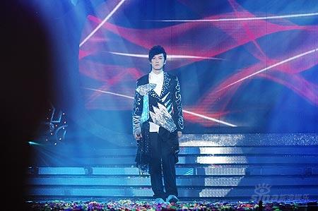 图文:好男儿王者之战--乔任梁缓步登场