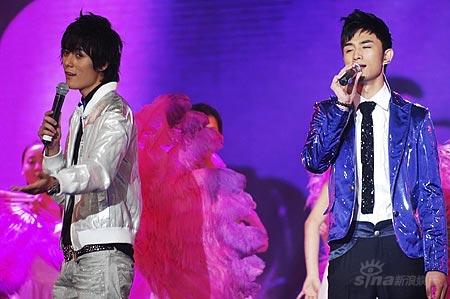 图文：好男王者战--张超张晓晨表演“春光乍泄”