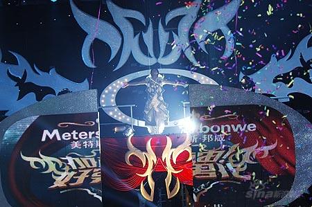 图文：好男儿王者之战--好男儿飞行造型出场