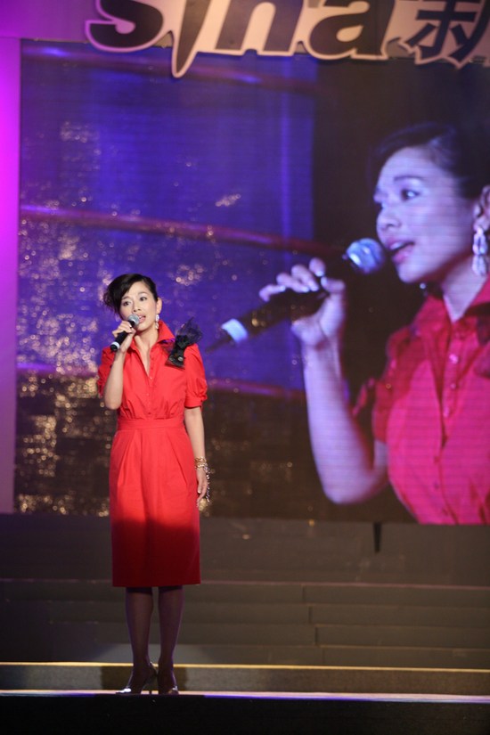 图文：陈松伶一袭红裙演唱大屏幕显美丽身影