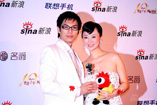 图文：翁虹获“最时尚美丽星妈”奖与丈夫合影
