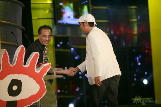 图文:广东南方电视台总编室主任周繁先生颁奖