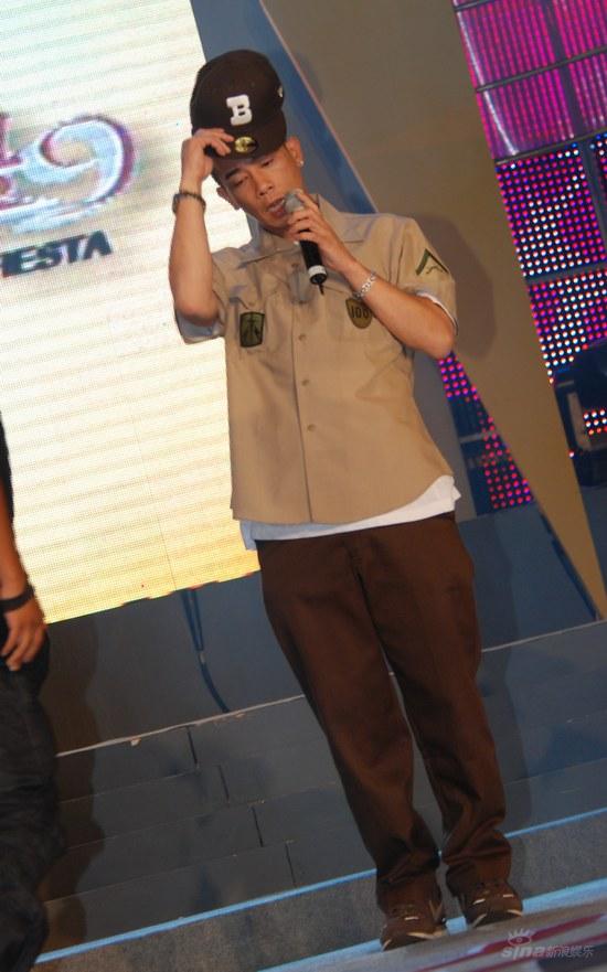 图文:网娱盛典彩排 陈小春边唱边掀起帽子